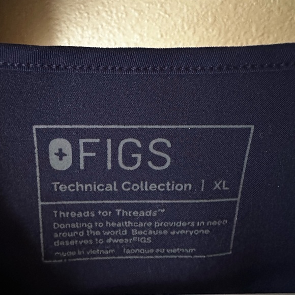 Navy figs scrub 2 pocket top - Picture 1 of 2